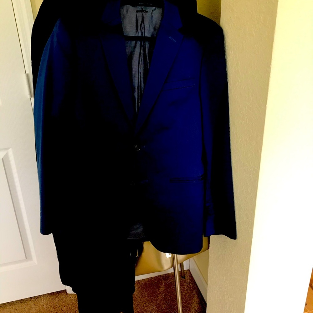Nice suit and in excellent condition, like new.